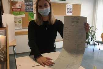 Viele Reichenbacher setzen auf die Briefwahl - Emilia Neubert, Azubi im 2. Lehrjahr, ist Mitglied im Briefwahlteam der Stadtverwaltung. Sie steht hinter der Urne, in die Reichenbacher ihre Stimme vor dem Wahltag einwerfen können.