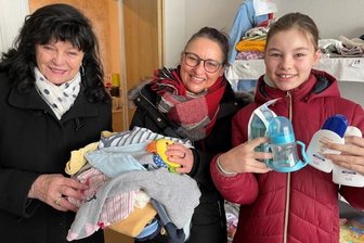 Viele Spenden für Baby Matwij nach spontanem Hilferuf - Christine Matko hat Katja und Julie Rückschloss (v. l.) sofort mit vielen Sachen für Baby Matwij geholfen, das erst vier Wochen alt ist.