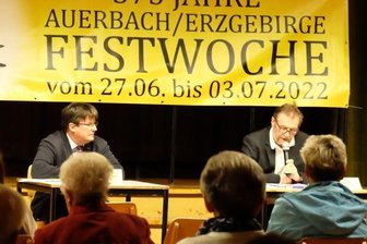 Viele Themen - aber keine Diskussion - Bürgermeister Horst Kretzschmann (links) informierte über die Abwicklung der WGA, Gemeinderat Dieter Herold zur 2022 geplanten Festwoche.