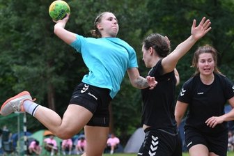 Viele Tore am Zschopauufer - Die Mittweidaer Frauen, hier mit Sabrina Leuschner beim Wurf gegen den Radeberger SV, blieben ohne Podestplatz.