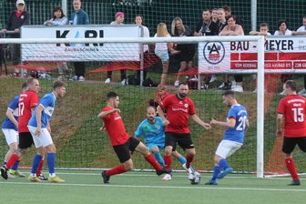 Viele Tore, Spenden und Dankbarkeit beim Benefizturnier für verstorbenen Fußball-Enthusiasten - Torhüter Marc Schubert und die Abwehr von Heinrichsort/Rödlitz hatten gegen Oberligist VfB Empor Glauchau viel zu tun.