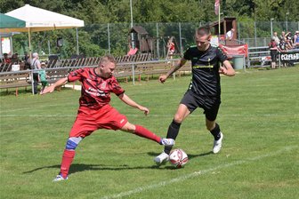 Viele Tore und fast keine Überraschungen im Zwickauer Fußball-Kreispokal - Maximilian Koch (links) und der VfB Eckersbach unterlagen Cedrig Hainig (rechts) und dem Wüstenbrander SV 2:8.