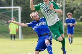Viele Tore, viele Karten - Offener Schlagabtausch: Langhennersdorfs Nico Kindler setzt sich gegen den Rochlitzer Max Deitert durch und erzielt anschließend das 1:0 für seine Farben. Am Ende traf jedes Team dreimal. 