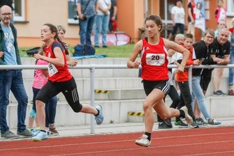 Viele Vereine reden bei der Medaillenvergabe mit - Lara Haase von der SG Motor Thurm (rechts/Startnummer 20) gehörte zu den erfolgreichsten Teilnehmerinnen des Wochenendes. 