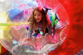"Viele-Wege-Festival": Zwickau zeigt sein lächelndes Gesicht - Die kleine Yuna (7) aus Zwickau beim Geschicklichkeitsparcours.