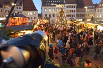 Viele Weihnachtsmärkte jetzt videoüberwacht - ist das erlaubt? - Der Freiberger Christmarkt auf dem Obermarkt. Eine auf einer Versorgungsbrücke befestigte Überwachungskamera zeichnet nur das Geschehen zu den Schließzeiten des Weihnachtsmarktes auf. Laut Stadtmarketinggesellschaft wurde alles mit Sachsens Datenschützern abgesprochen. 