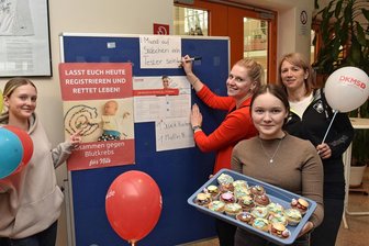Viele Weißenborner wollen dem kranken Baby Nils helfen: Drei Wattestäbchen können Leben retten - Diese Handballerinnen unterstützten im Orgateam die Typisierungsaktion für das Baby Nils in Weißenborn: Tabea, Lydia, Sarah und Mandy (von links).