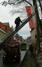 Viele Willkommensgrüße für Weltcup-Wettkämpfer - 
              <p class="artikelinhalt">Klingenthal ist für das Willkommen der Weltcup-Skisportler gerüstet: In der Auerbacher Straße wurden wieder Fahnen aller Teilnehmerländer angebracht. </p>
            