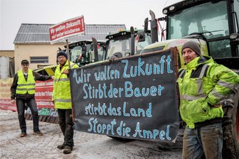 „Viele wissen nicht mehr, wie sie über die Runden kommen sollen“: Bauern aus dem Erzgebirge fahren zum Protest nach Berlin - Jens Fritzsch, Mike Fritzsch und Jirka Senß (von links) aus Crottendorf wollen am Montag beim Bauernprotest in Berlin mit dabei sein. Die heimischen Traktoren waren beim Protest in der Region Annaberg im Einsatz.
