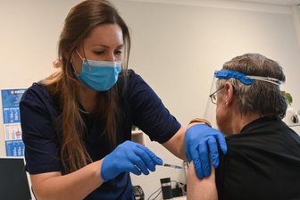 Viele wollen nur Biontech: Chemnitzer Hausärztin schreibt offenen Brief an Patienten - Internistin Dr. Annekathrin Ubl impft in der Praxis von Dr. Kerstin Merten im Heckert-Wohngebiet einen Patienten gegen das Coronavirus. Generell wird in der Praxis zumeist an zwei Tagen in der Woche geimpft. Noch immer gibt es nicht genug Impfstoff von Biontech. 