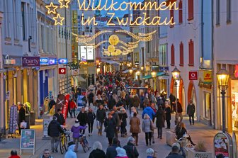 Viele Zwickauer Innenstadt-Händler zufrieden mit verkaufsoffenem Sonntag - Viele Kunden besorgten am verkaufsoffenen Sonntag in Zwickau Gutscheine.