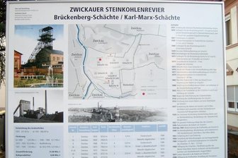 Vieles erinnert an den Bergbau - Diese Schautafel auf dem Zwickauer Brückenberg gibt einen Überblick über die Brückenbergschächte/Karl-Marx-Schächte. 