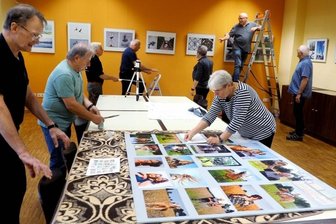 "Vielfalt 2.0" auf Fotopapier gebannt - Aufbaumarathon im Bürgerhaus: Mitglieder des Fotoclubs 78 bauten ihre aktuelle Fotoausstellung "Vielfalt 2.0" auf und aktualisierten ihre Foyertafel mit Bildern das Fotoworkshops "Outdoor-Porträts". 