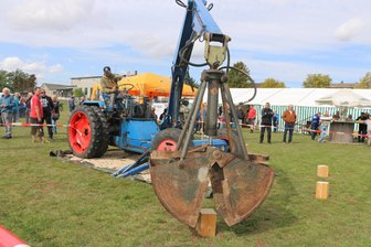 Vielfalt auf Rädern und Technik zum Anfassen: Oldtimer-Event im Vogtland begeistert mit fast 200 Fahrzeugen - Mit dem Hühnerknie Holzklötze umsetzen, das war die Aufgabe beim Geschicklichkeitswettbewerb.