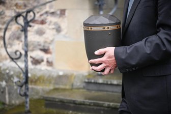 „Vielleicht haben wir das unterschätzt“: Pläne für neues Krematorium im Erzgebirge sorgen für Diskussion - Die Anzahl der Feuerbestattungen in Deutschland ist stark gewachsen. In Oelsnitz soll ein Krematorium mit dem Einzugsgebiet Erzgebirgskreis und Vogtland entstehen.