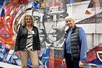 „Vielleicht schaffen wir 15.000 Besucher“: Zwickauer Ausstellung mit Wismut-Kunst erweist sich als Publikumsmagnet - Astrid Leonhard (l.) und Marianne Müller gehören zu den 50 Ehrenamtlichen, die die Öffnungszeiten der Ausstellung „Sonnensucher“. Die Schau zeigt Kunst aus dem Bestand der Wismut.