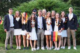 Vielseitigkeits-Europameisterschaft endet gülden: Junge Vogtländerin zählt zu den besten deutschen Nachwuchsreitern - Die stolze Delegation: Bei der Vielseitigkeits-EM in Polen hat das deutsche Juniorteam den Vorjahrestitel verteidigt. Mit dabei war zum ersten Mal auch Pita Schmid (vordere Reihe, Vierte von links).