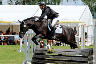 Vielseitigkeitsturnier des Langenstriegiser SV: Reiterinnen der Gastgeber nutzen den Heimvorteil - Anna Sophie Hopf erkämpfte sich auf Winnetou 009 beim Langenstriegiser Turnier zwei zweite Plätze. 