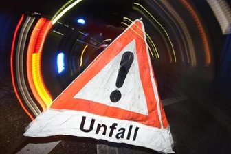 Vier Autos bei zwei Unfällen beschädigt: 22.000 Euro Schaden - In Werdau haben sich am Mittwoch zwei Verkehrsunfälle ereignet, bei denen eine Frau (24) leicht verletzt und vier Fahrzeuge beschädigt wurden.