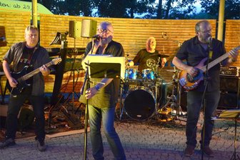 Vier Bands und 500 Besucher bei der Rocknacht im Stadtpark Falkenstein - Die Hannes Ebert Combo bei der Rocknacht im Falkensteiner Stadtpark am 26. Juli 2024.