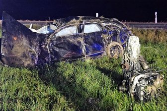 Vier Einsätze, ein Tag: Feuerwehren von Geringswalde im Dauereinsatz - Teile des Audis lagen auf rund 300 Meter am Unfallort verstreut. Der Fahrer wurde aus dem Auto geschleudert, Motorblock und Getriebe abgerissen.