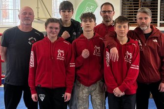 Vier Eintracht-Boxer aus Klingenthal kämpfen sich ins Finale vor - Die Klingenthaler Delegation: (von links) Trainer Thomas Funke, Nele Schlosser, Nils Bernhardt, Ron Lesser, Trainer Lutz Wollner, Cody Engelke und Trainer Philipp Funke.