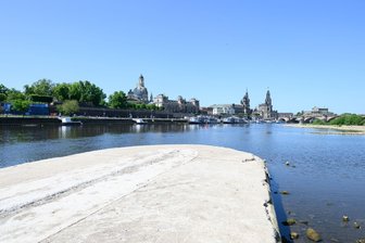 Vier Entwürfe für neue Carolabrücke vorgestellt - Ein Teil der Dresdner Carolabrücke stürzte im September 2024 ein, auch die Reste mussten abgerissen werden. Übrig geblieben ist ein Fundament in der Elbe. (Archivbild)