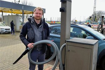 Vier Fälle von Münzraub an Tankstellen-Staubsaugern: Muss jetzt der Frühjahrsputz ausfallen? - Christian Hiesche am Staubsauger-Automaten des Autohauses Opel-Richter in Frankenberg. Ein Gerät steht am Wochenende dort noch zur Verfügung.
