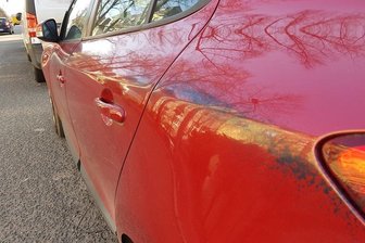 Vier Fahrzeuge mit blauer Farbe besprüht - Unbekannte haben in Zwickau vier Fahrzeuge mit blauer Farbe besprüht.