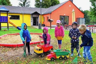 Vier Farben und ganz viel Platz: Kita in Grünlichtenberg öffnet ihre Türen - Die große Gruppe der Vorschulkinder hat in der Kita Grünlichtenberg vor dem Tag der offenen Tür noch Ordnung im Garten gemacht. Das Objekt zeigt sich auch von außen in vier Farben, passend zu den vier großen Umbauten.