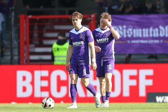 Vier Gegentore nach 40 Minuten: FC Erzgebirge Aue kassiert Pleite in Verl - Klatsche für den FCE: Nicht nur Mika Clausen ( 8, Aue) und Mirnes Pepic (10, Aue) sind enttäuscht...