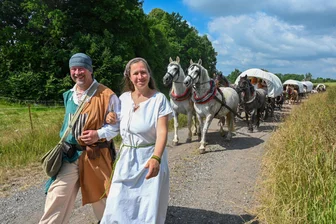 Vier Gründe für einen Besuch beim Historischen Besiedlungszug in Mittelsachsen - Am Sonntag ist der Historische Besiedlungszug, angeführt von Lokator Michael Ehnert, nach Falkenau gezogen.