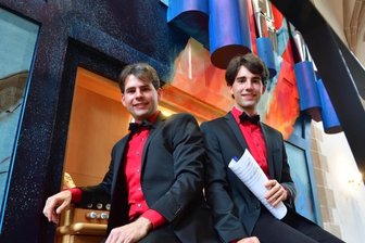 Vier Hände und vier Füße an einer Orgel -