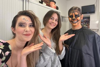 Vier Halloween Schminktipps vom Profi: Warum ein Leimstift für‘s Grusel-Make-up gebraucht wird - Maskenbildnerin Carolin Michel (Mitte) schminkt regelmäßig Hauptdarsteller für die Opernbühne in Chemnitz in etwa 30 Minuten.