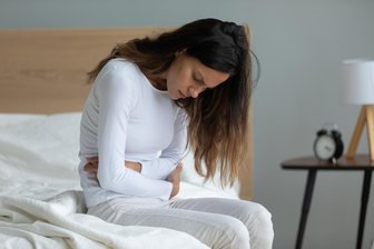 Vier Jahre Fehldiagnosen: Was einer jungen Frau in Chemnitz endlich hilft - Wieder eine Kolik – und keine Erklärung dafür? Das kann ein Symptom einer Porphyrie sein.