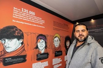 Vier Jahre im Umerziehungslager - Alexander Müller wird oft mit seinem jüngeren Ich (links) konfrontiert. Im Augenblick sogar täglich, denn er hat die mobile Ausstellung "Black Box Heimerziehung" in seine Heimatstadt Plauen geholt.