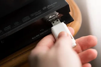 Vier Jahre lang Nachbarsjungen missbraucht: Videos liefern Zwickauer Gericht Belege für 31 Taten - Polizisten fanden in der Wohnung des Angeklagten drei USB-Sticks, auf denen er Videos seiner Taten gespeichert hatte.