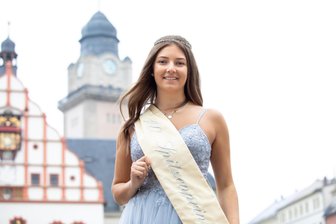 Vier Jahre mehr Amtszeit für Plauener Spitzenprinzessin: Maxi geht in die Verlängerung - Maxi Schulz nach ihrer Wahl zur Spitzenprinzessin im Sommer 2021.
