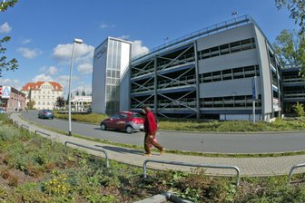 Vier Jugendliche sorgen für Ärger auf dem Parkhaus-Dach in Crimmitschau: Feuerwehr und Polizei alarmiert - Jugendliche, die auf dem Dach des Parkhauses in Crimmitschau waren, haben Polizei und Feuerwehr in Atem gehalten.