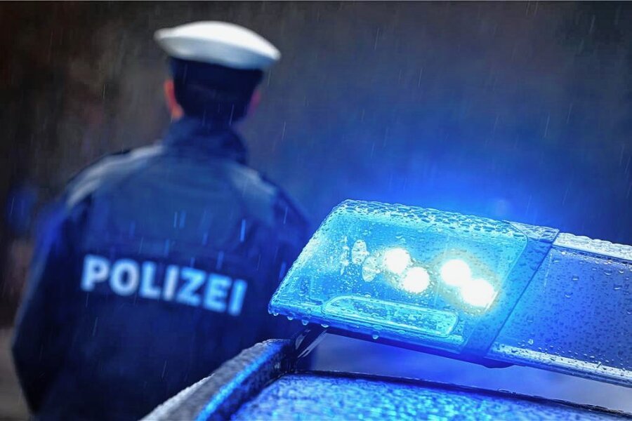 Vier kaputte Autos nach missglücktem Ausparkversuch in Zwickau - Die eingesetzten Polizeibeamten (Symbolbild) stellten den Führerschein des Mannes sicher. 