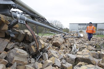 Vier Kilo Sprengstoff für eine Esse - Nach wenigen Sekunden war alles vorbei. Bis Freitag soll die Wiese neben der ehemaligen Abdeckerei am Oelweg wieder frei sein von Steinen, Metallteilen, Mörtel und Staub. Das große Aufräumen übernimmt eine Firma aus Plauen.