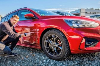 Vier Kilometer auf Motorhaube: So fühlte sich das Unfallopfer - Der neue Ford Focus von Tim Zschüttig wurde bei einem Unfall auf der A 72 beschädigt. Dass der Brandenburger selbst keine schwerwiegenden Verletzungen davontrug, grenzt an ein Wunder.