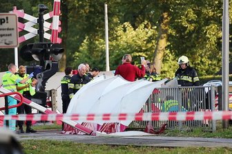Vier Kinder sterben bei Unfall mit Lastenfahrrad - Der Rettungsdienst ist am Unfallort in Oss im Einsatz, nachdem bei dem Zusammenstoß eines Zuges mit einem Transportfahrrad vier Kinder getötet wurden.