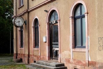 Vier klare Zeichen, dass Rochlitz zurück ans Bahn-Netz kommt - Das Bahnhofsgebäude von Rochlitz steht seit Jahren verlassen am stillgelegten Schienenstrang. Einst bevölkerten Reisende, vor allem Berufspendler und Ausflügler, den Bahnsteig. 