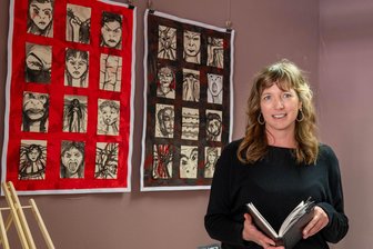 Vier Künstlerinnen in Rochlitz: Weibliche Blicke auf die Kunst - Katrin Richter gehört zu den „Vier in der Fünf“, Künstlerinnen, die sich in einer Schau in der Rathaushausstraße 5 in Rochlitz mit dem weiblichen Blick auf Kunst beschäftigen.
