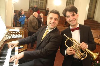 Vier Meistertrompeter im Erzgebirge: Ein Konzert der Extraklasse in Augustusburg - Für ein Foto tauschten Helmut Fuchs und Pascal Kaufmann (r.) kurzweg die Instrumente.