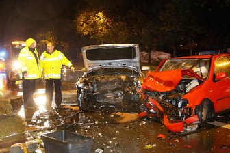 Vier Menschen bei Unfall schwer verletzt - Vier Menschen wurden schwer verletzt. An den beiden Autos entstand Totalschaden.
