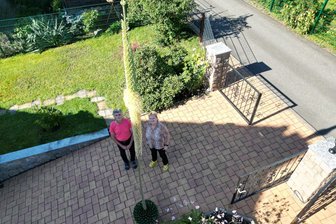 Vier Meter hohes Blütenwunder: Agave zieht Blicke in Langenbernsdorf auf sich - Im Vorgarten von Iris und Peter Illgen in Langenbernsdorf blüht derzeit eine Agave.