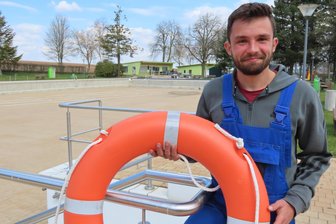 „Vier Monate bin ich nur zum Schlafen zu Hause“: Das Arbeitsleben eines jungen Schwimmmeisters in Westsachsen - Derzeit ist Florian Zeitz noch im Blaumann statt in der Badehose unterwegs. Die Saison im Waldbad Fraureuth muss vorbereitet werden.