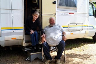 Vier Monate Camping in Klingenthal: Wie ein Berliner Paar im oberen Vogtland eine Sommerliebe gefunden hat - Dauercamper aus Berlin: Alex Martens (72) und seine Frau Sylvia (69) sind dem 14. Mai in Klingenthal und wollen bis Ende September bleiben. Sie haben auch ihre zwei Katzen dabei.